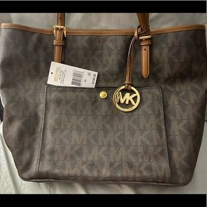 I’m selling my MK Tote bag.
